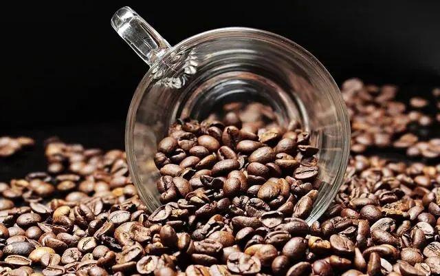 从农夫山泉到可口可乐，咖啡为何会成为各大巨头抢夺的香饽饽？