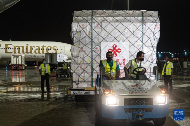 中国首批紧急人道主义药品援助运抵斯里兰卡