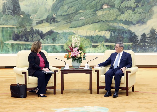 李强在北京人民大会堂会见了美国商会访华团
